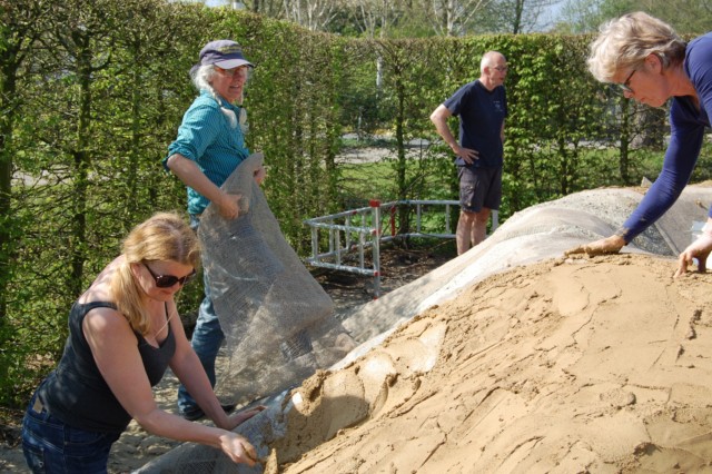 appeltern leem jute Buitenkans Hiro Natuurlijk Wonen. Tuinfestival van Appeltern vanaf 20 mei 2017. In the hole; van Eveline Beukema van "Buitenkans"